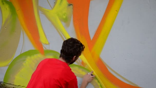 Kunstenaar Tekent Graffiti Een Hek Abstractie — Stockvideo