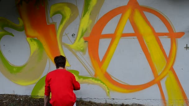 Prozess Der Erstellung Von Graffiti Zaun Der Künstler Zeichnet Graffiti — Stockvideo