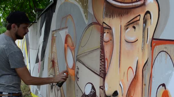 Umělec Kreslí Graffiti Obrázek Osoby Dýmkou — Stock video