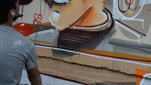 Konstnären Ritar Graffiti Bild Personen Med Ett Rör — Stockvideo