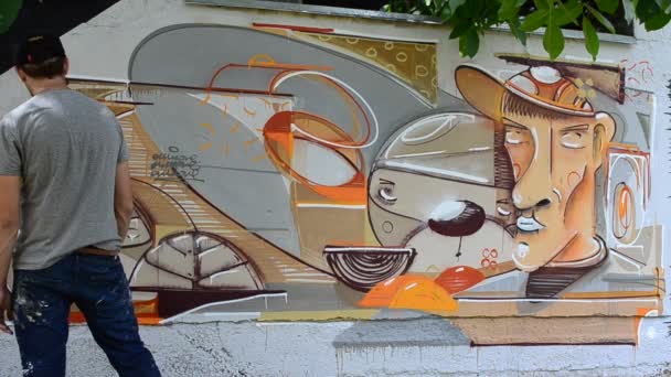 Kunstenaar Tekent Graffiti Foto Van Persoon Met Een Pijp — Stockvideo