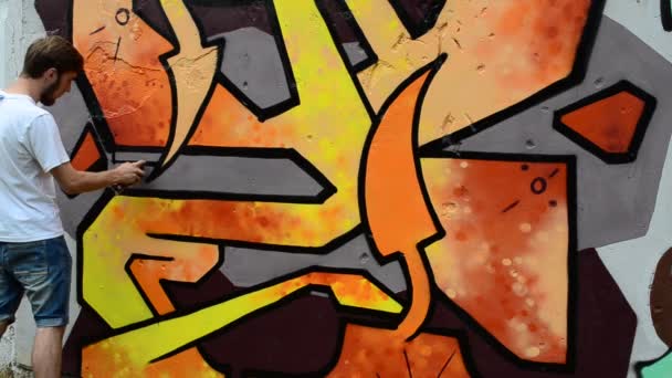 Kunstenaar Tekent Graffiti Abstractie Slangenstaarten — Stockvideo