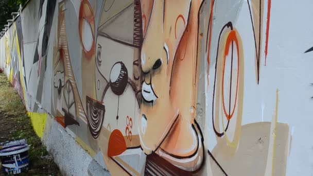 Artysta Rysuje Graffiti Obraz Osoby Rurą — Wideo stockowe