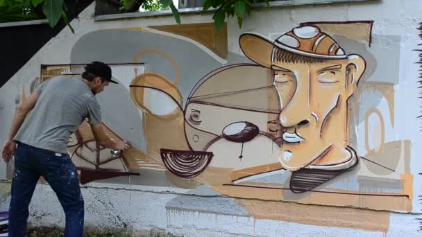 Artista Desenha Graffiti Quadro Pessoa Com Tubo — Vídeo de Stock
