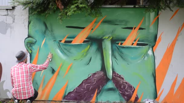 Artista Desenha Graffiti Uma Cerca Desenho Kozak — Vídeo de Stock