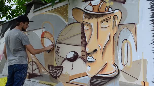 Artista Dibuja Graffiti Imagen Persona Con Una Pipa — Vídeos de Stock