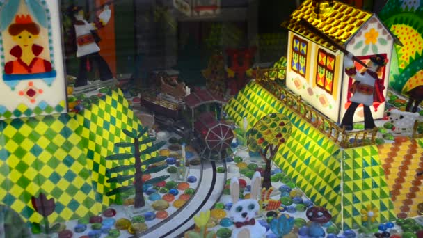 在玻璃后面射击 一个展示窗口 神奇的城市糖果火车 — 图库视频影像