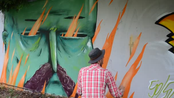 Artista Disegna Graffiti Una Recinzione — Video Stock