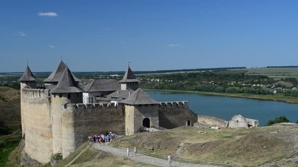 Ukrajinská Pevnost Řekou Středověká Pevnost Městě Khotyn Západní Ukrajina — Stock video