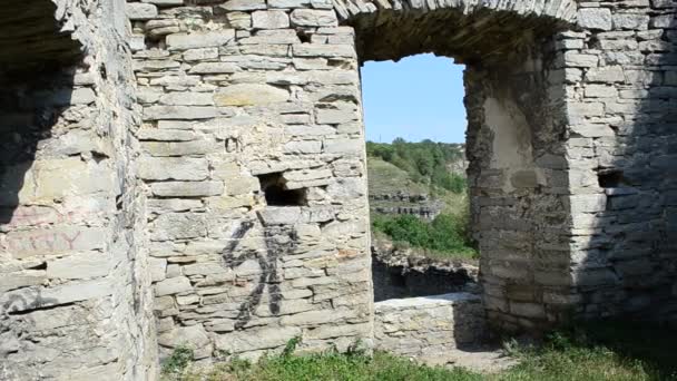 要塞はバランスを保っている ウクライナのScala Podolsk村の古代の城 — ストック動画