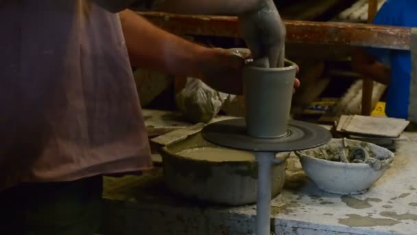 这个陶工是用粘土制成的 利用粘土生产产品讲习班 — 图库视频影像