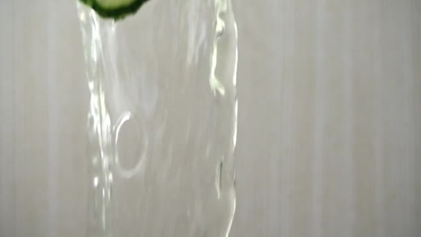 Les tranches de concombre tombant. Mouvement lent .