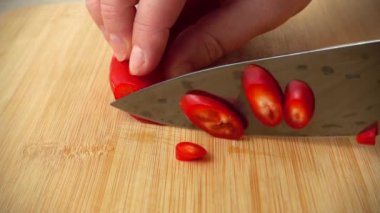 Aşçı biberi bıçakla keser. Yavaş çekim.