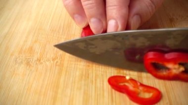 Aşçı biberi bıçakla keser. Yavaş çekim.