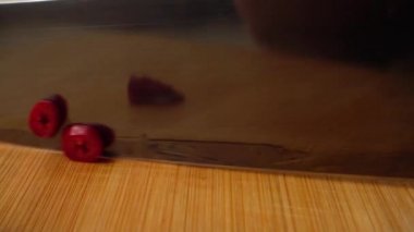 Aşçı acı biberi bıçakla keser..