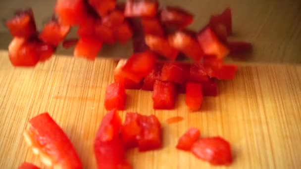 Cozinheiro Corta Pimentão Doce Vermelho Com Uma Faca Movimento Lento — Vídeo de Stock