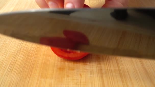 Кухар Розрізає Помідор Ножем Повільний Рух — стокове відео