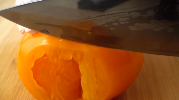 Cuisinier Coupe Tomate Avec Couteau Mouvement Lent — Video