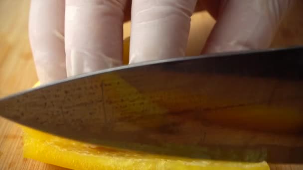 Μάγειρας Κόβει Κίτρινο Γλυκό Πιπέρι Μαχαίρι Αργή Κίνηση — Αρχείο Βίντεο