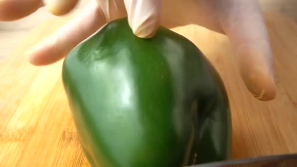 Kok Snijdt Groene Paprika Met Een Mes Langzame Beweging — Stockvideo