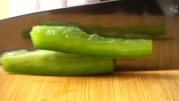 Cocinero Corta Pimiento Verde Con Cuchillo Movimiento Lento — Vídeo de stock