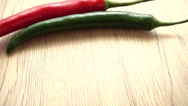 Snijd Bittere Chili Peper Valt Een Houten Oppervlak Langzame Beweging — Stockvideo