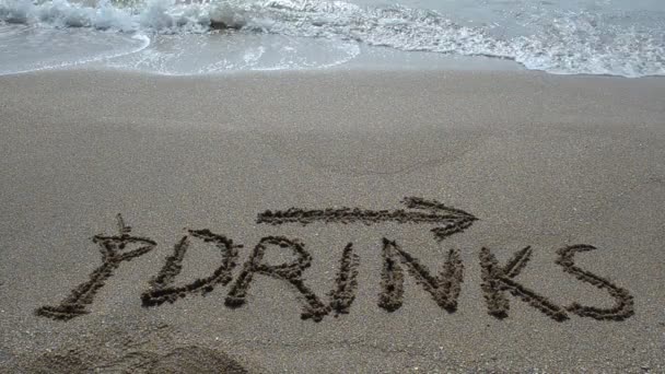 Inscrição Bebidas Seta Desenhada Areia Praia Com Suave Transparente Tiro — Vídeo de Stock