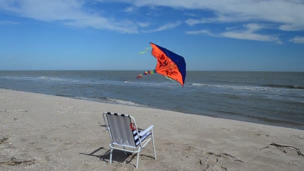 海滩上的躺椅 大海和风筝 泳滩海滨夏天 — 图库视频影像