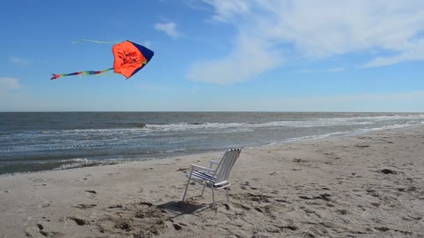 Chaise Lounge Het Strand Zee Een Vlieger Zomertijd Aan Kust — Stockvideo