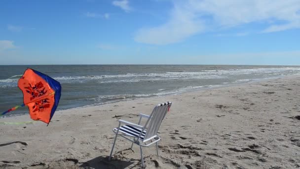 Liegestühle Strand Meer Und Ein Drachen Sommerzeit Beach Sea Shore — Stockvideo