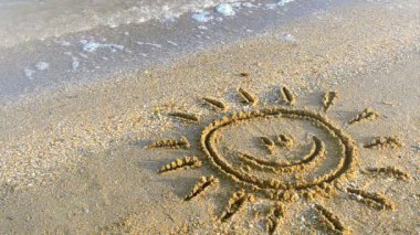 Kumsalda güneş çizimi. Kumsal ve çizim.