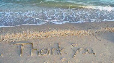 Kumsalda kumlara el yazısıyla yazdığın için teşekkürler. Sahilde çekim yapmak..