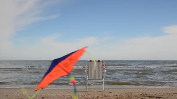 Chaise Lounge Στην Παραλία Θάλασσα Και Έναν Χαρταετό Θερινή Ώρα — Αρχείο Βίντεο