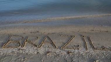 Brezilya 'da kumdaki yazı. Kumsalda, kumsalda..