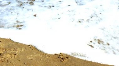 Seni seviyorum. Yazı bir dalga tarafından silinmiş. Seni seviyorum, yazıtlar.