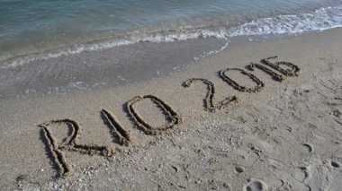 Rio 2016, kumsalda bir yazı. Kumsalda Olimpiyat oyunu, kumsalda.