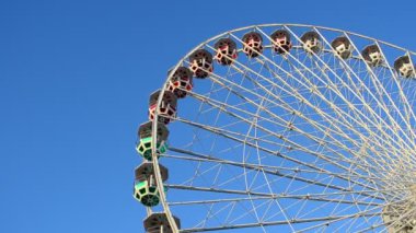 Gökyüzüne karşı büyük tekerlek. Akşamları çekim..