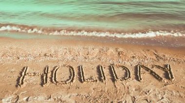 Kuma yazılmış bir tatil, kumsal. Sahilde çekim yapmak..