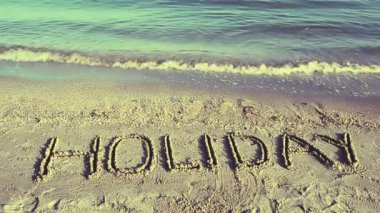 Kuma yazılmış bir tatil, kumsal. Sahilde çekim yapmak..