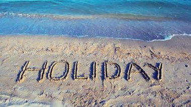 Kuma yazılmış bir tatil, kumsal. Sahilde çekim yapmak..
