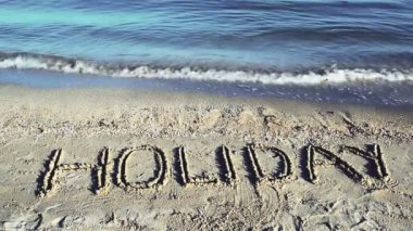 Kuma yazılmış bir tatil, kumsal. Sahilde çekim yapmak..