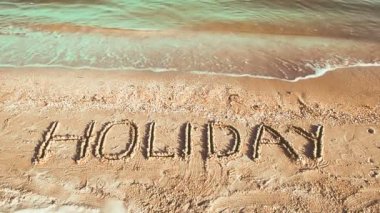 Kuma yazılmış bir tatil, kumsal. Sahilde çekim yapmak..