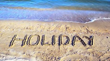 Kuma yazılmış bir tatil, kumsal. Sahilde çekim yapmak..