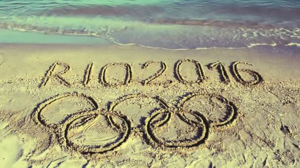 里约2016年沙滩上的题词 奥运会徽在沙滩上 沙滩上 — 图库视频影像