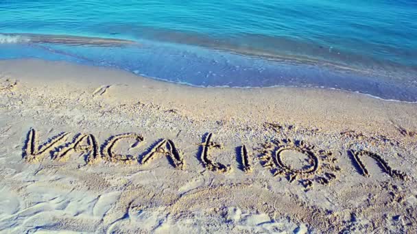 在沙滩上度假的题词 沙上的征文 — 图库视频影像