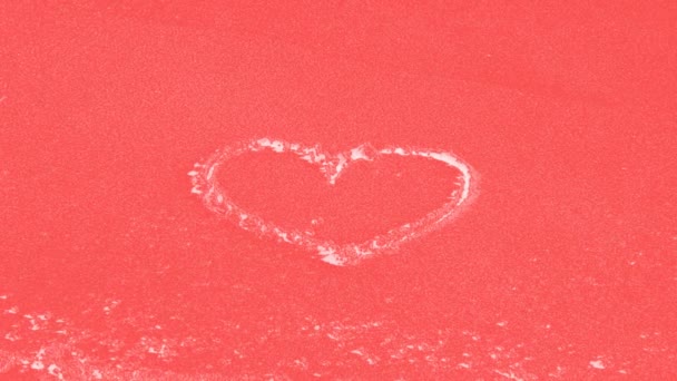 砂の上のハート砂の上のハート 砂の上の心臓は波によって洗い流される — ストック動画