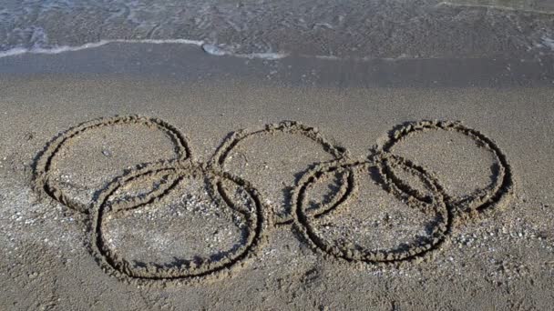 沙滩上的五环奥运会徽在沙滩上 沙滩上 — 图库视频影像