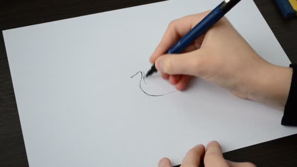 Le dessin d'un héron dans le ciel. Processus de dessin .