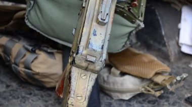 Makineli tüfekle ateş edilmiş. Askeri teçhizat, silah ve 