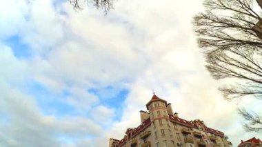 Şehrin üzerinde güzel bulutlar. Gökyüzü ve bulutlar, şehirde çekim yapıyor.